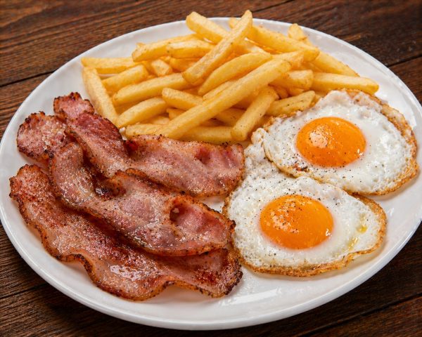 Plato Combinado de Bacon con Huevos y Patatas