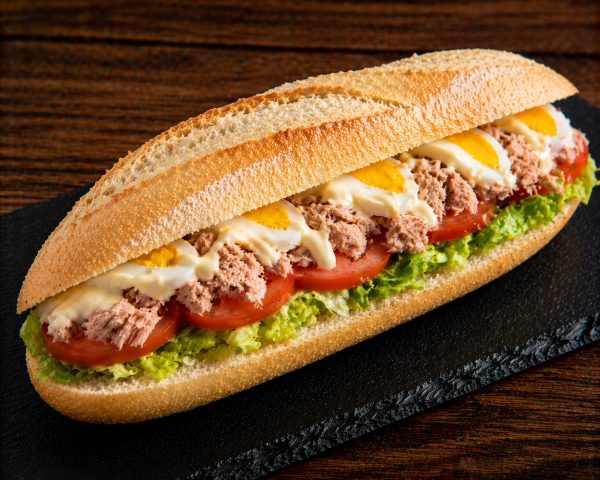 Bocadillo Especial Vegetal Sagunto - Lechuga Tomate Atún Huevo y Mayonesa