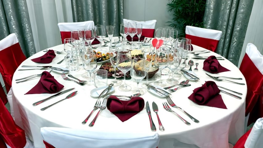 Carpa de eventos del Hotel Ruta Romana en Sagunto con mesas decoradas