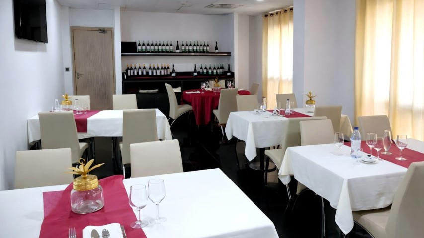 Comedor con bodega de vinos visible en el Hotel Ruta Romana