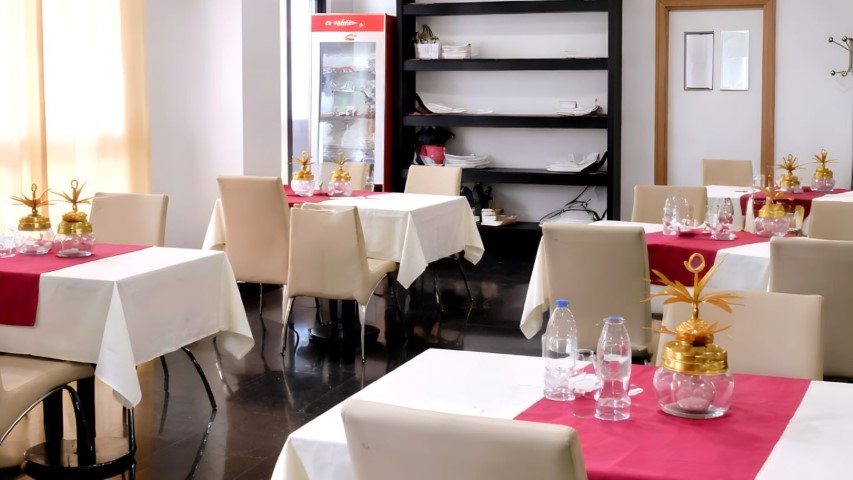 Comedor con estantería de vajilla en el Hotel Ruta Romana Sagunto
