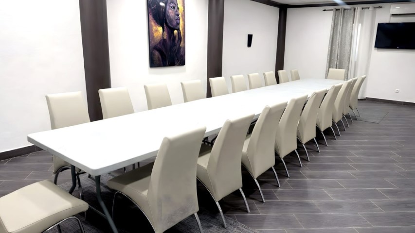 Mesa ejecutiva para 20 personas en sala de reuniones del hotel