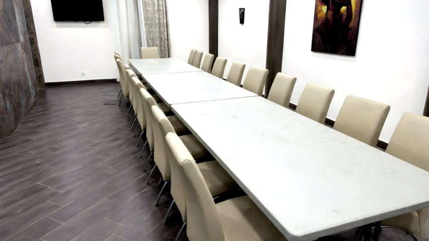 Mesa de reuniones ejecutiva para empresas en el Hotel Ruta Romana Sagunto