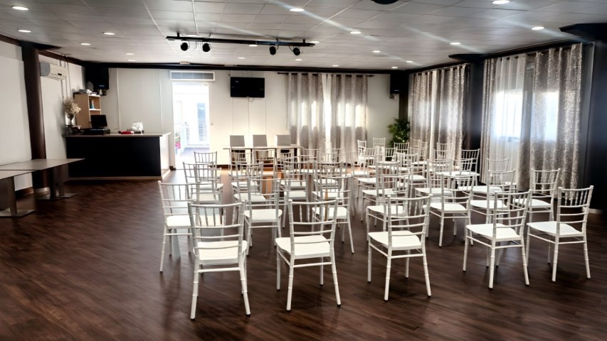 Sala de conferencias completa configurada para evento en Sagunto