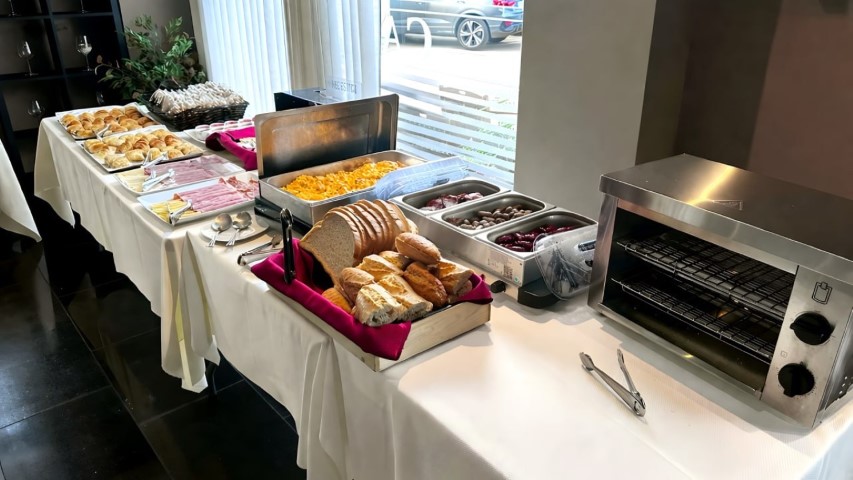 Vista lateral del desayuno buffet para grupos y eventos mostrando toda la longitud de la mesa