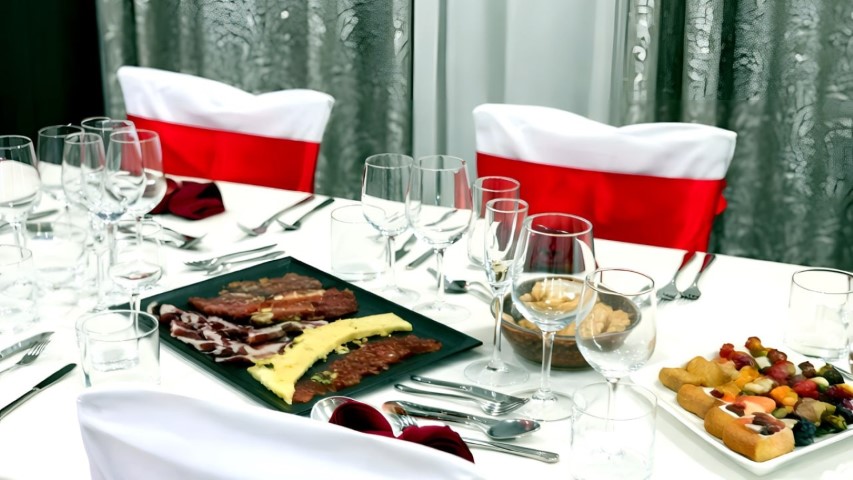 Mesa de banquete con catering de ibéricos y quesos en evento