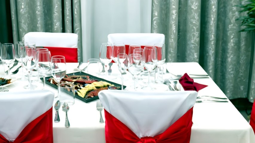 Mesa rectangular elegantemente decorada para banquete de evento