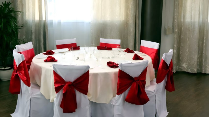 Mesa redonda elegantemente decorada de forma profesional