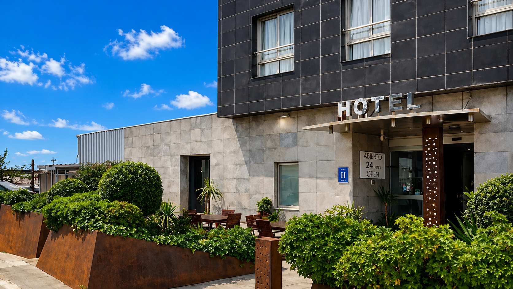Entrada del hotel con maceteros de acero corten