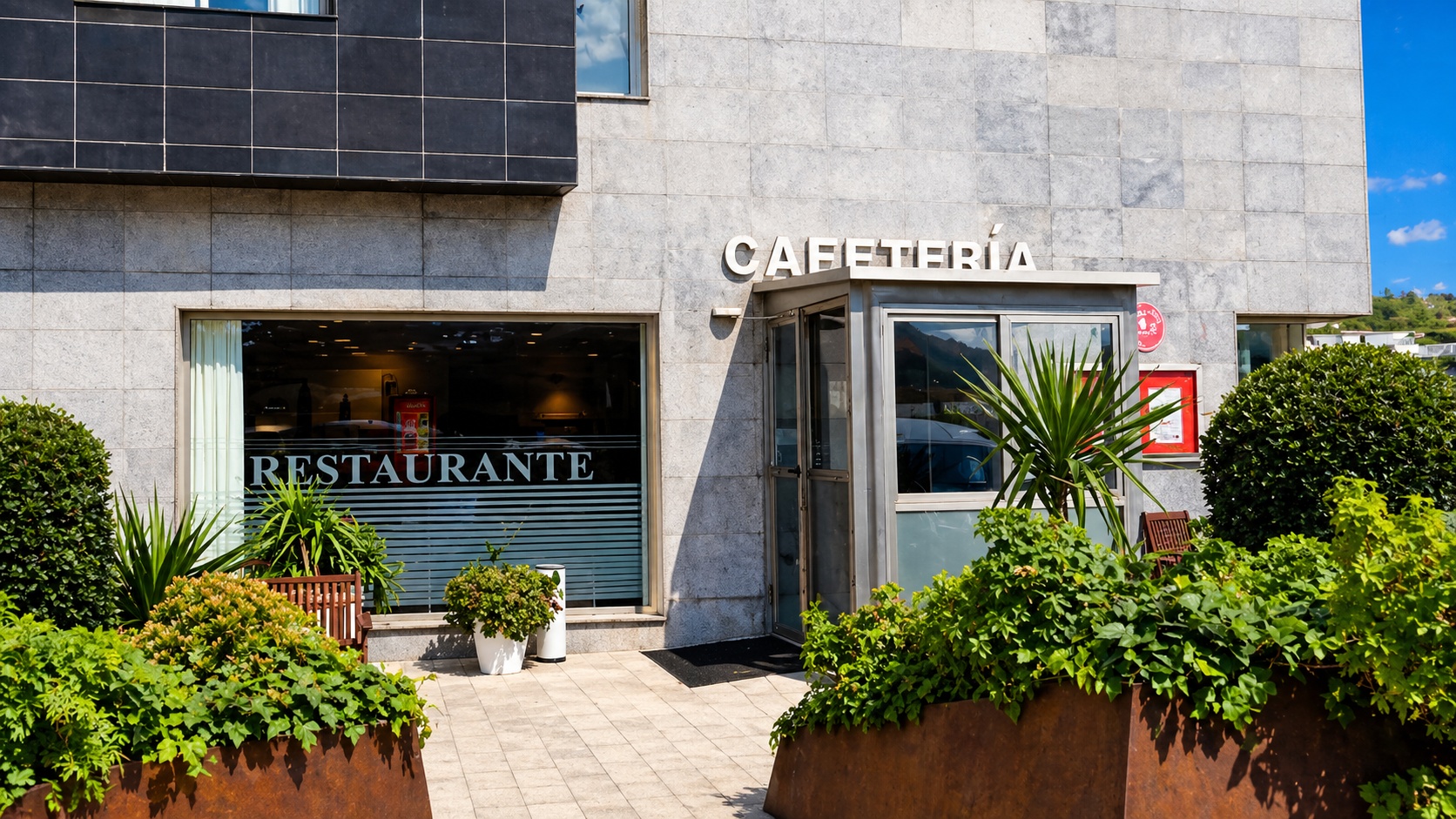 Entrada de la cafetería del hotel con terraza
