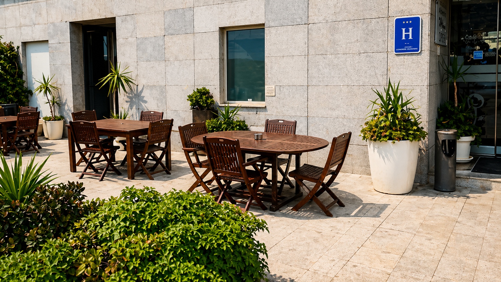 Terraza con señal oficial de hotel 3 estrellas