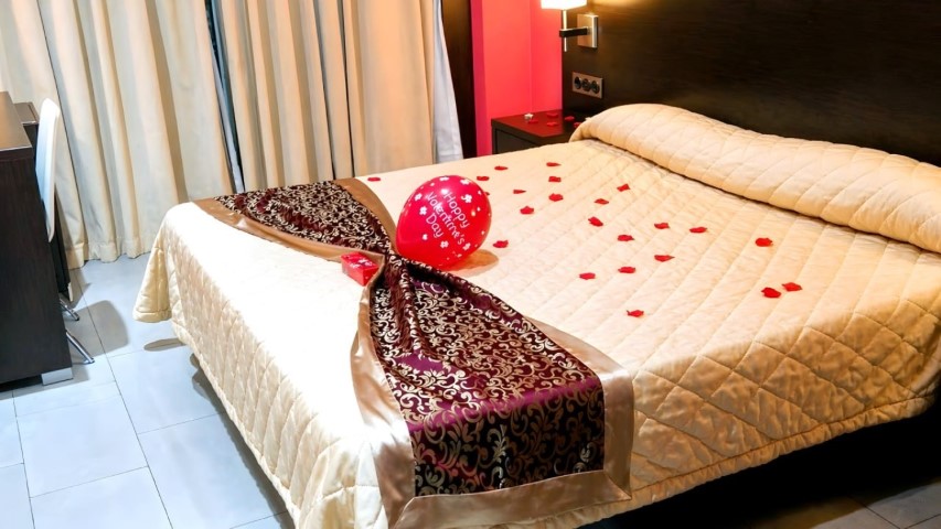Habitación doble decorada para San Valentín con pétalos