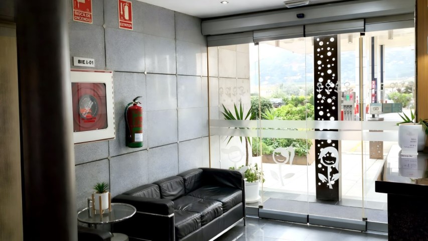 la entrada principal desde el interior del hall