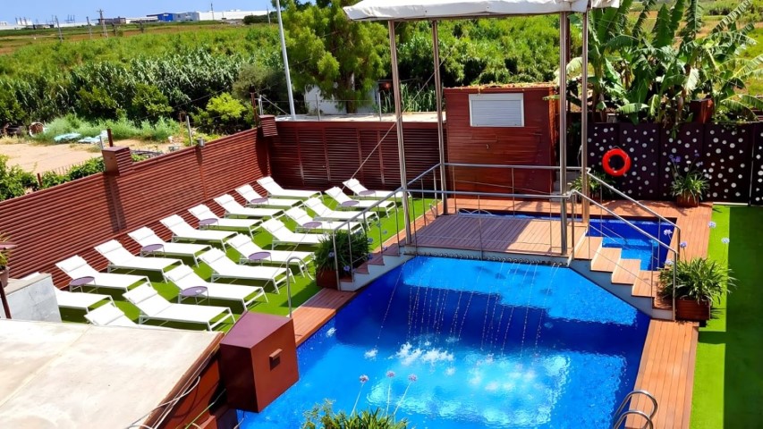 Vista general de la piscina del hotel
