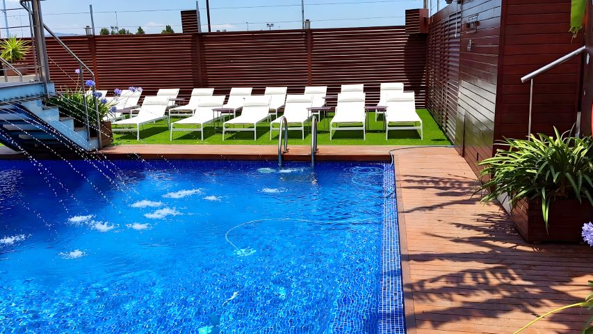 Tumbonas junto a la piscina con privacidad