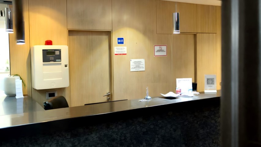 Mostrador de check-in con caja fuerte y señal Wi-Fi