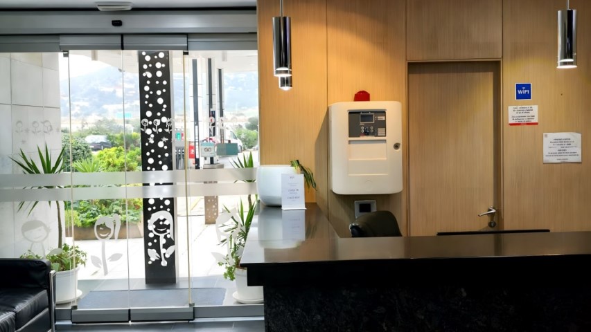 Recepción con puertas de cristal decoradas con dibujos