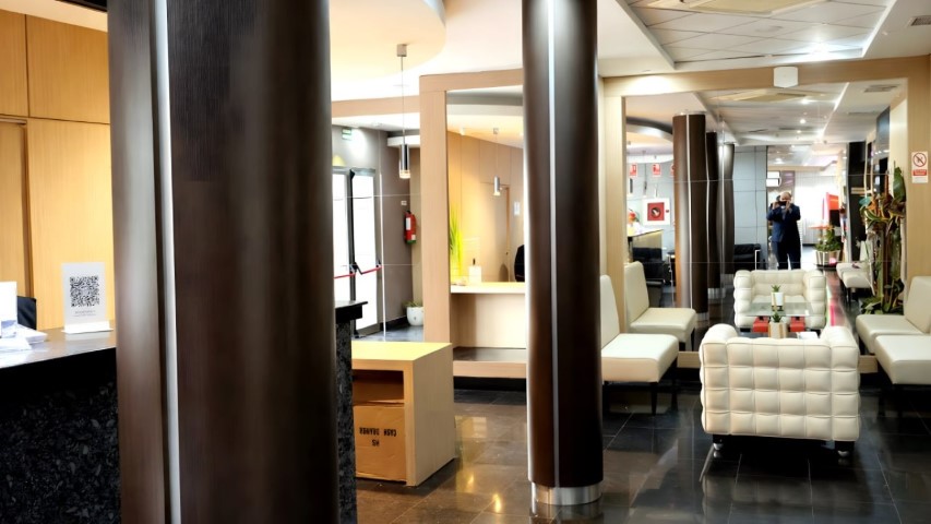 la recepción entre columnas con código QR visible