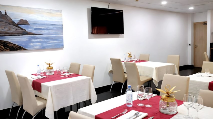Sala del restaurante decorada con cuadro de paisaje marino