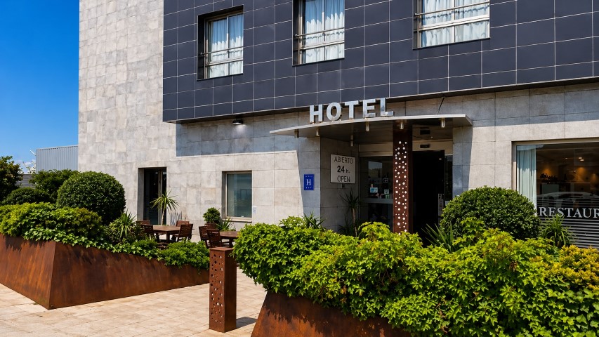 Terraza exterior junto a la entrada del hotel