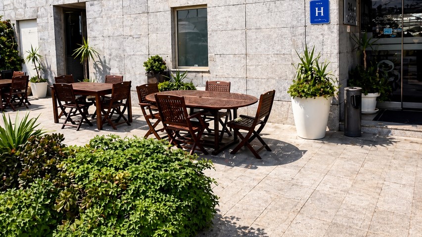 Mesa redonda en la terraza exterior del hotel