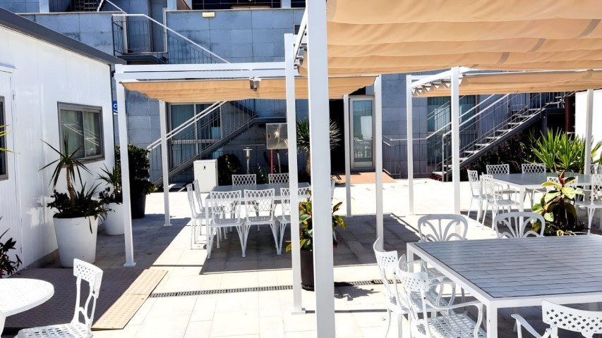 Terraza con pérgolas y escaleras exteriores