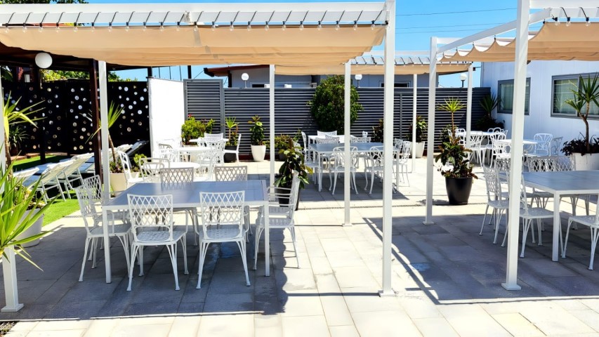 Vista amplia de la terraza interior con valla decorativa