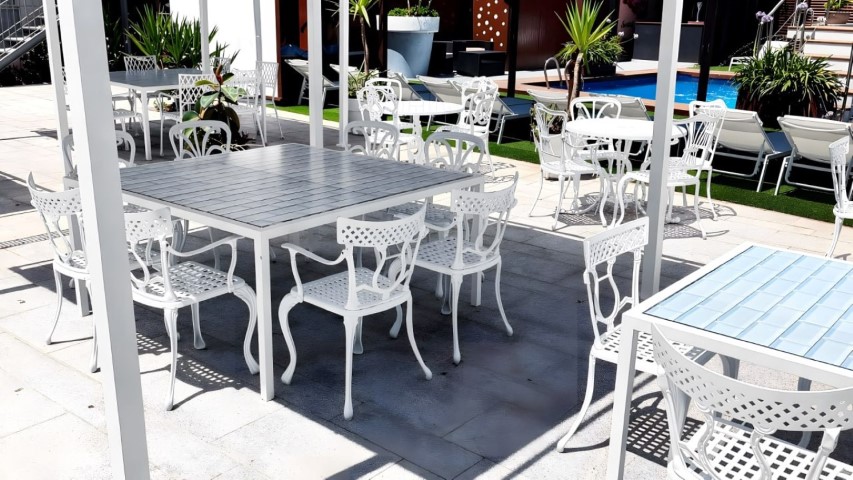 Terraza interior con piscina azul al fondo